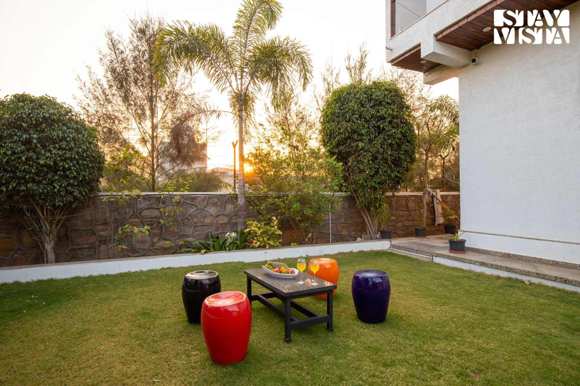 Stayvista'S Bella Dream - Mountain-View With Outdoor Pool, Lawn Featuring A Gazebo & Indoor Games Удайпур Екстер'єр фото