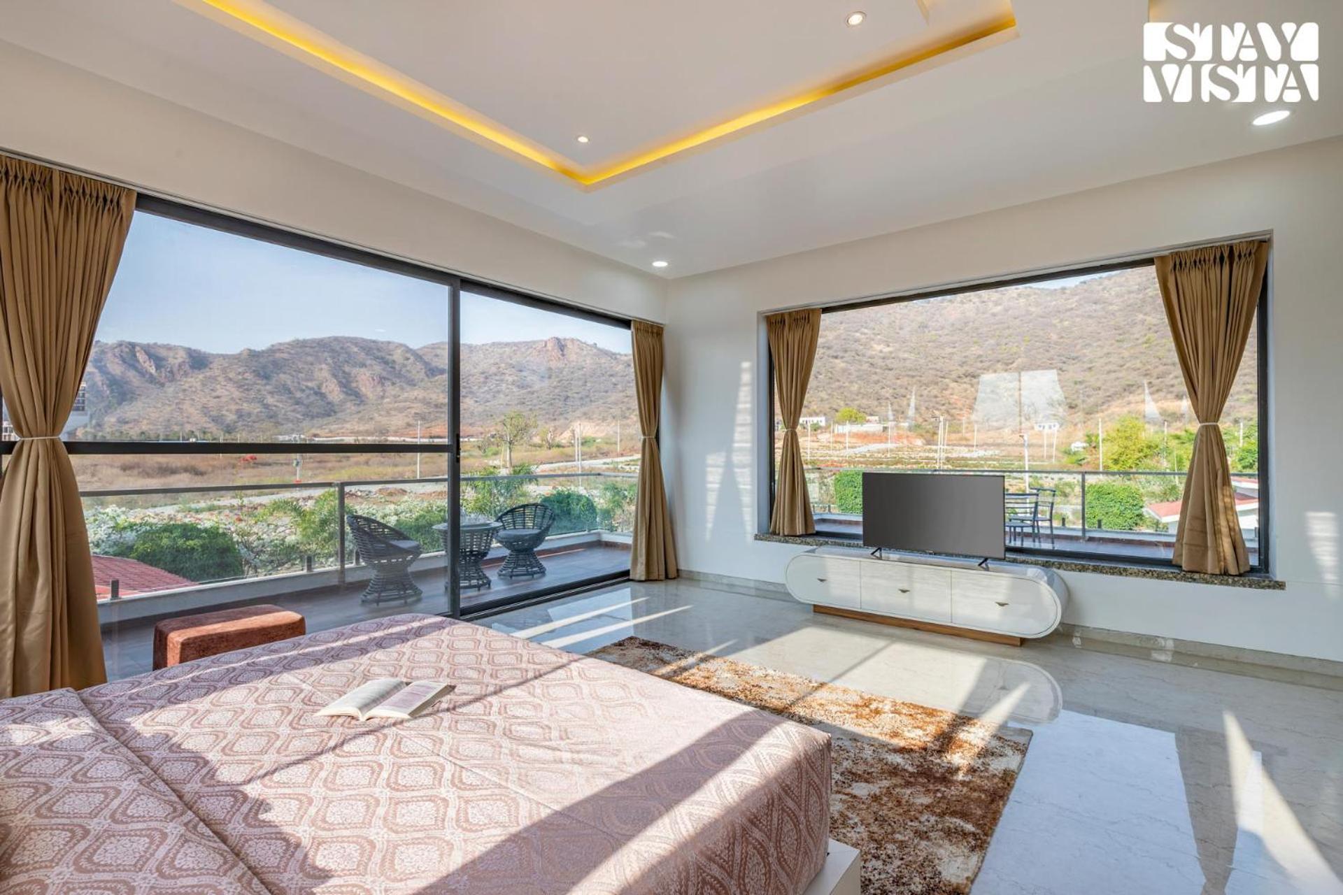 Stayvista'S Bella Dream - Mountain-View With Outdoor Pool, Lawn Featuring A Gazebo & Indoor Games Удайпур Екстер'єр фото