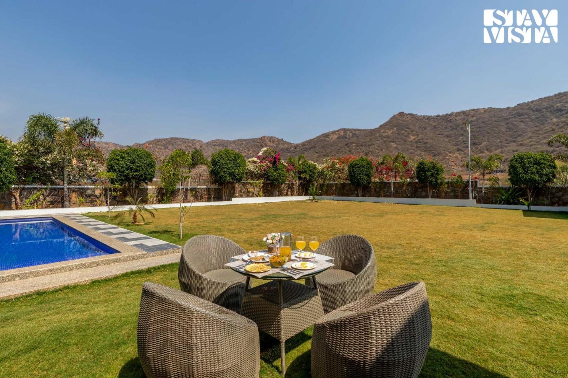 Stayvista'S Bella Dream - Mountain-View With Outdoor Pool, Lawn Featuring A Gazebo & Indoor Games Удайпур Екстер'єр фото